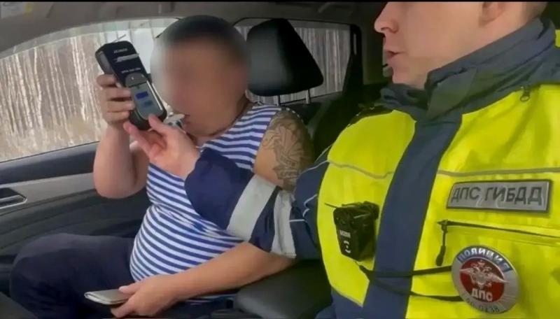 Пьяный водитель перевозил детей под Екатеринбургом — ему грозит 45 тысяч штрафа и лишение прав | На трассе Екатеринбург – Курган задержали нетрезвого водителя с 3 детьми Пьяный водитель перевозил детей под Екатеринбургом — ему грозит 45 тысяч штрафа и лишение прав | На трассе Екатеринбург – Курган задержали нетрезвого водителя с 3 детьми