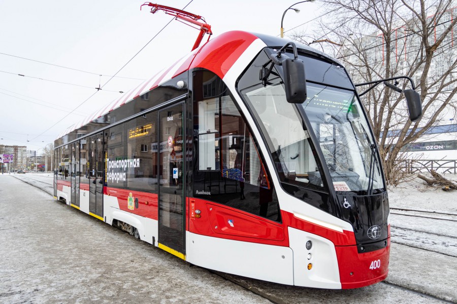 «Львёнок» остановился — в Екатеринбурге пассажиры трамвая столкнулись с проблемой | В Екатеринбурге остановился запущенный накануне трамвай «Львёнок» «Львёнок» остановился — в Екатеринбурге пассажиры трамвая столкнулись с проблемой | В Екатеринбурге остановился запущенный накануне трамвай «Львёнок»