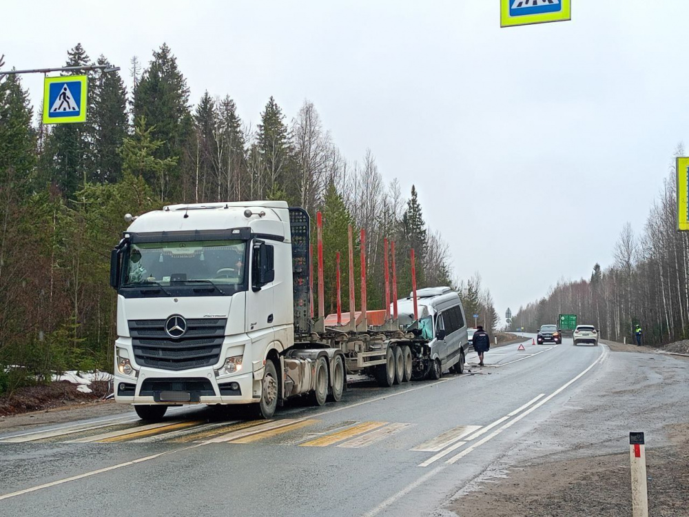 В Пермском крае автобус с людьми врезался в лесовоз и легковушку  | В Прикамье микроавтобус врезался в легковушку и лесовоз 