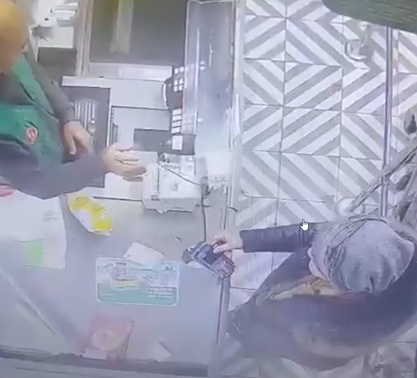 «Отоварилась по полной». В Академическом женщина нашла чужую банковскую карту и пошла с ней по магазинам