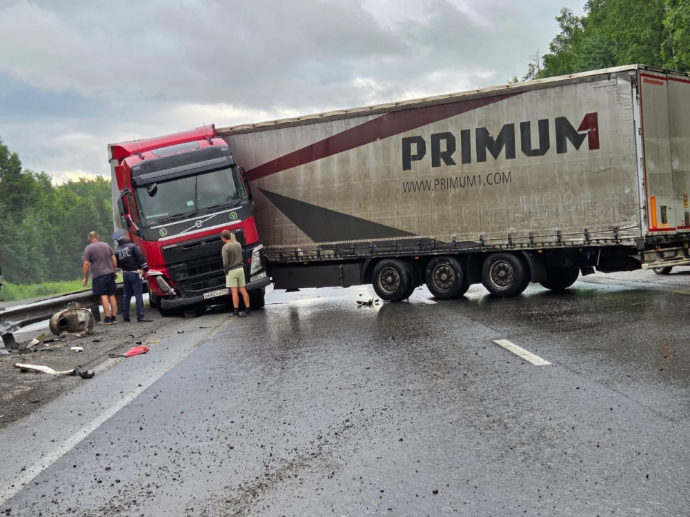 Под Первоуральском на дороге ограничили движение из-за ДТП 