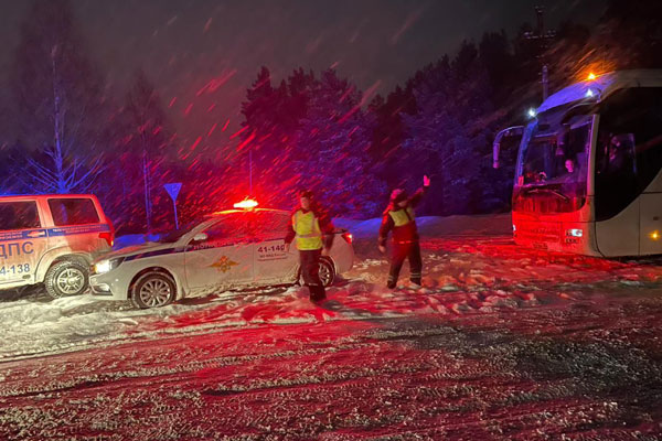 Свердловские Госавтоинспекторы помогли детям, оказавшимся в заторе на трассе в ночное время из-за снегопада