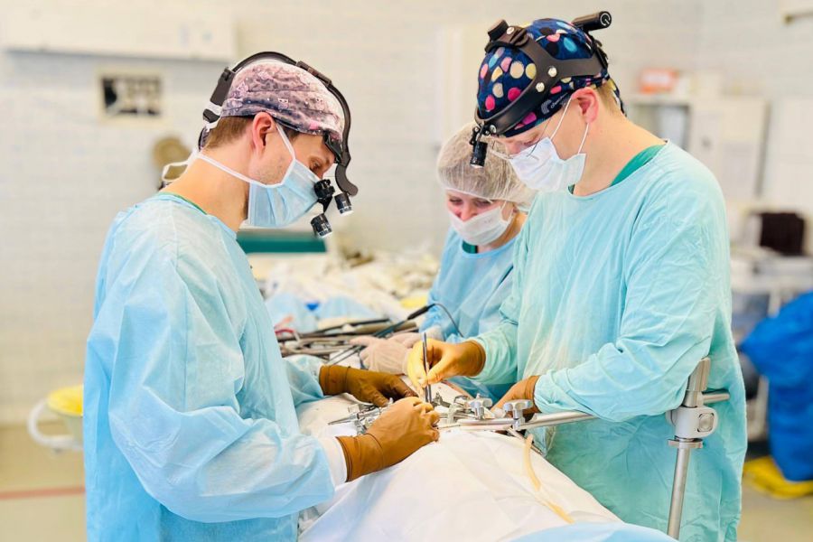 Нейрохирурги Свердловского госпиталя ветеранов войн поставили на ноги бойца СВО  | Нейрохирурги поставили на ноги уральца с сильной болью в позвоночнике 