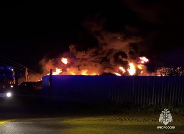 В Пермском крае произошёл крупный пожар на нефтебазе | На нефтебазе в Прикамье загорелась нефтебаза В Пермском крае произошёл крупный пожар на нефтебазе | На нефтебазе в Прикамье загорелась нефтебаза