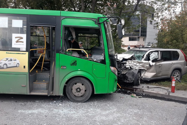 В Екатеринбурге в ДТП с автобусом пострадали 4 взрослых и 2 ребёнка