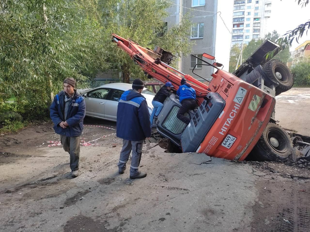 На Урале экскаватор "ушел" под землю