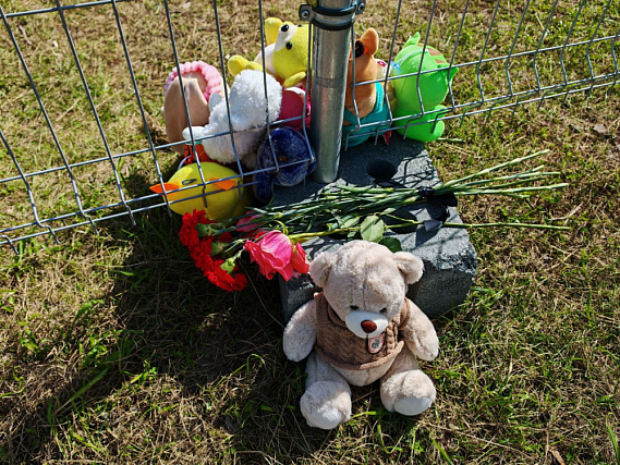 С мемориала погибшим в Нижнем Тагиле увезли игрушки и лампадки  | В Нижнем Тагиле игрушки с мемориала увезли в детдом 