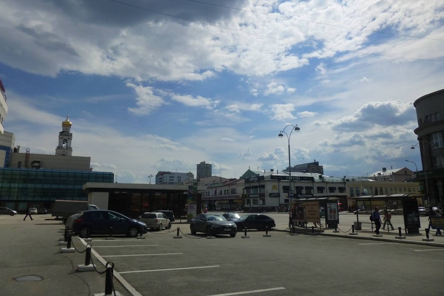 В Екатеринбурге перестилают дороги В Екатеринбурге перестилают дороги