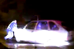 Коп остановил нарушителя, запрыгнув на капот авто