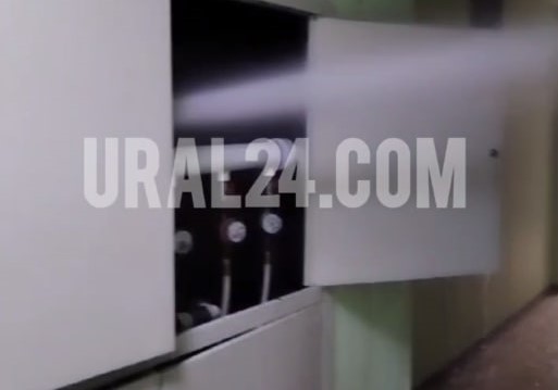 Лёд за диваном и рвущиеся трубы - проблемы жильцов новостройки «Атомстройкомплекса». Видео | Жильцов новостройки «Атомстройкомплекса» в Екатеринбурге сдувает и топит