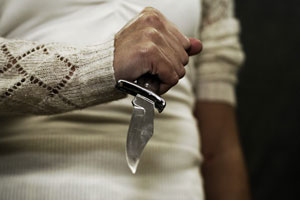 Девушка убила врача-педофила и отправила его жене отрезанный пенис