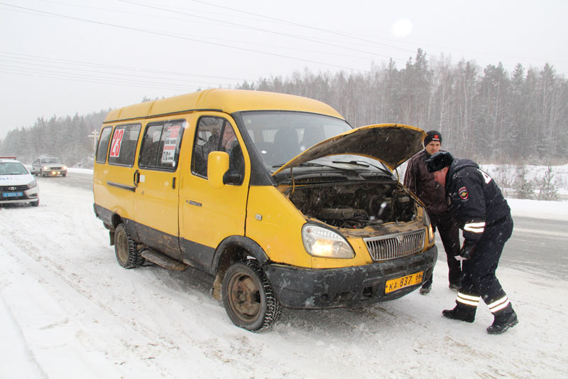 В Свердловской области сотрудники ГИБДД ежедневно контролируют пассажирские перевозки