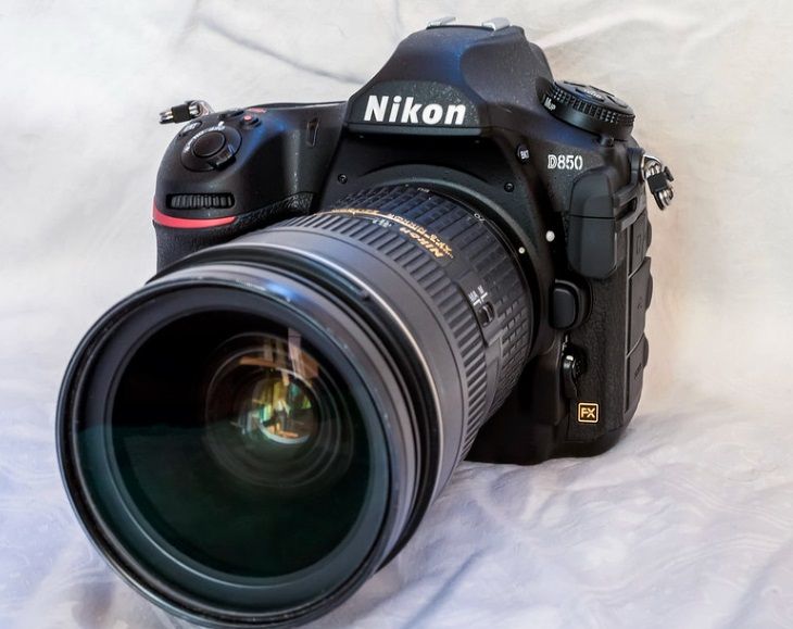 Мать екатеринбуржской девятиклассницы устроила скандал из-за фото дочки с неприличным жестом Мать екатеринбуржской девятиклассницы устроила скандал из-за фото дочки с неприличным жестом