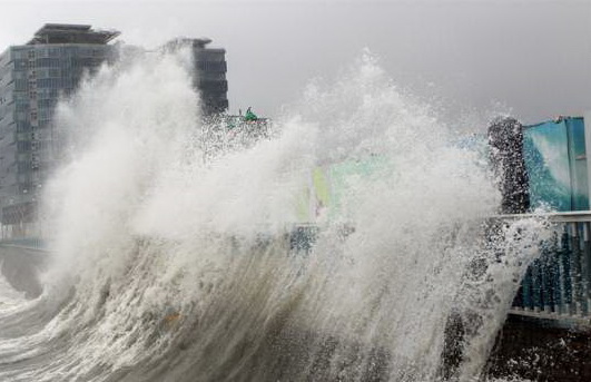 Из-за тайфуна в Японии эвакуируют сотни тысяч жителей
