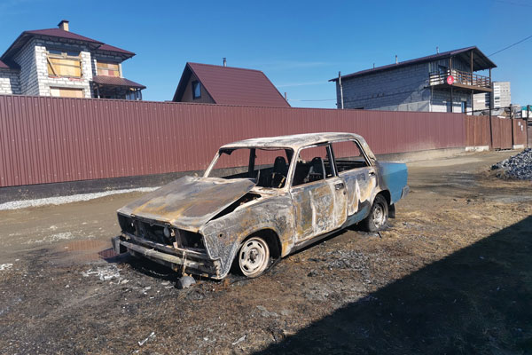 ​​​​​​​Инспекторы ДПС Свердловской области помогли водителю выбраться из горящего автомобиля