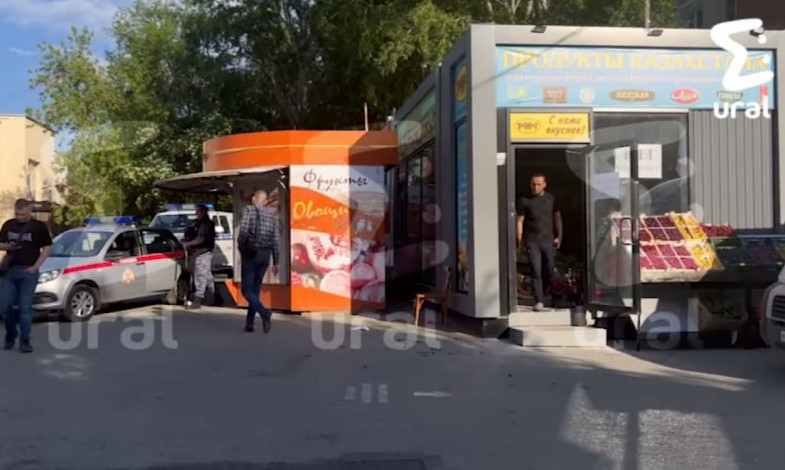 В Екатеринбурге жильцы попытались снести магазин "Продукты Казахстана" | Жители Екатеринбурга наняли эвакуатор, чтобы убрать магазин В Екатеринбурге жильцы попытались снести магазин "Продукты Казахстана" | Жители Екатеринбурга наняли эвакуатор, чтобы убрать магазин