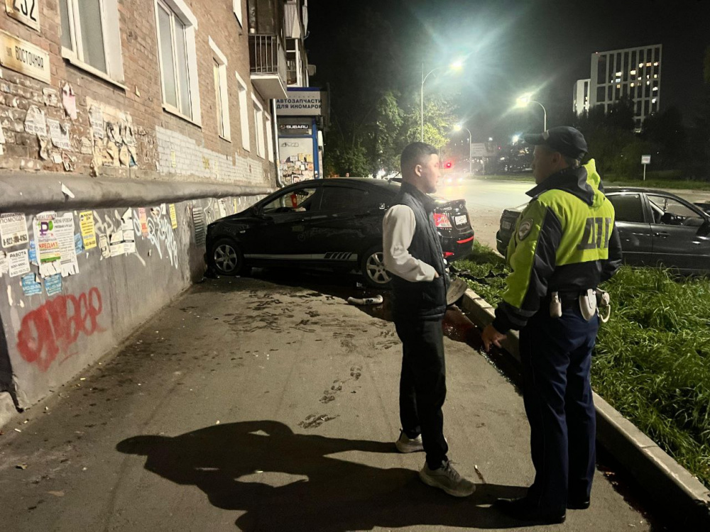 Иномарка с отказавшими тормозами протаранила дом в Екатеринбурге  | В Екатеринбурге «Hyundai Solaris» врезался в стену дома 