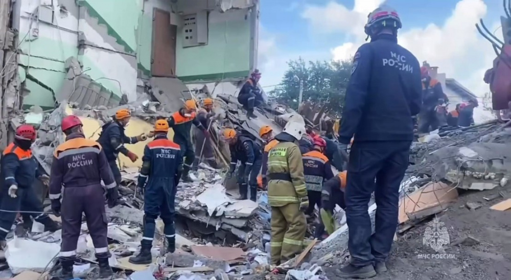 В Нижнем Тагиле под завалами дома погибли уже пять человек. Из них три девочки | Под завалами дома в Нижнем Тагиле погибли уже пять человек