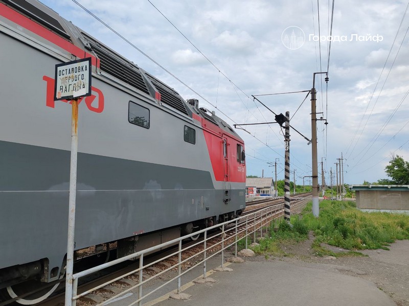 В Екатеринбурге задержан поезд «Москва—Владивосток» из-за работ на перегоне Шамары–Кордон | Поезд №2 «Москва—Владивосток» задержан: назначены резервные составы