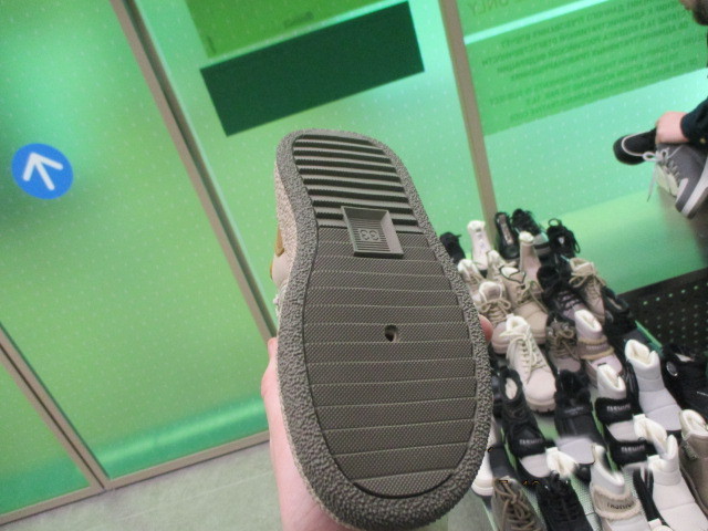 В Екатеринбурге задержали гражданина Китая со 190 полупар обуви  | Гражданина Китая задержали в Екатеринбурге с нелегальной обувью 