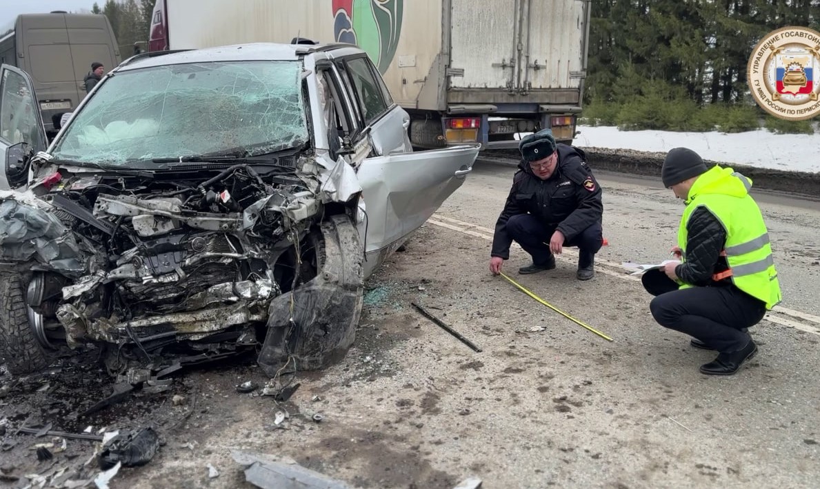 В Пермском крае два водителя и пассажирка погибли из-за столкновения автомобилей  | В Прикамье ДТП унесло жизни троих человек 