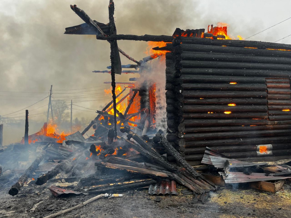 В Свердловской области пожар погубил двухлетнего мальчика  | Двухлетний мальчик погиб в пожаре на Урале 
