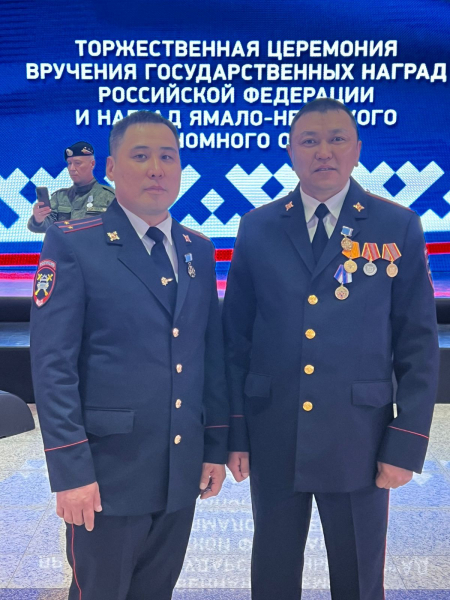 Сотрудников дорожно-патрульной службы ОМВД России по Салехарду наградили за спасение людей из огня