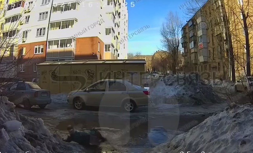 В Челябинске население жалуется на огромную лужу, в которой падают люди 