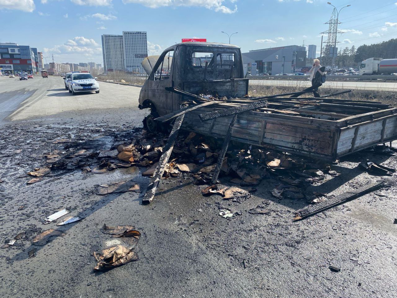 Сгорел как свеча — на Урале вспыхнул грузовик, в котором везли картон | В Екатеринбурге сгорела «Газель» с картоном Сгорел как свеча — на Урале вспыхнул грузовик, в котором везли картон | В Екатеринбурге сгорела «Газель» с картоном