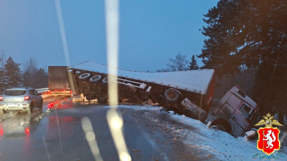 Грузовики столкнулись на трассе Пермь–Екатеринбург — движение организовано в одну полосу | ДТП на трассе Пермь–Екатеринбург: движение ограничено, никто не пострадал