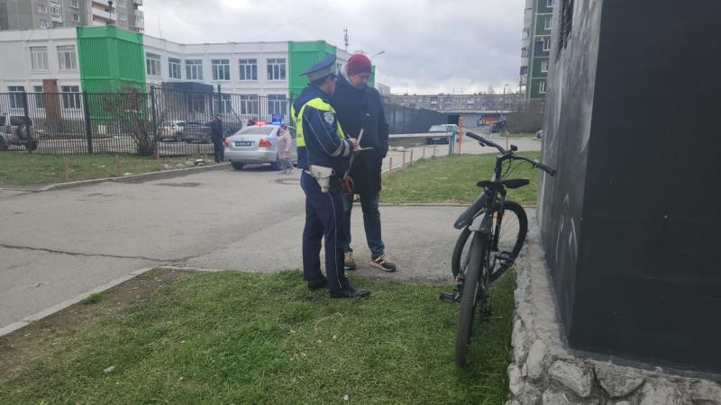 ДТП с ребёнком-велосипедистом — водитель внедорожника не заметил мальчика из-за будки | В Екатеринбурге водитель внедорожника сбил 12-летнего велосипедиста