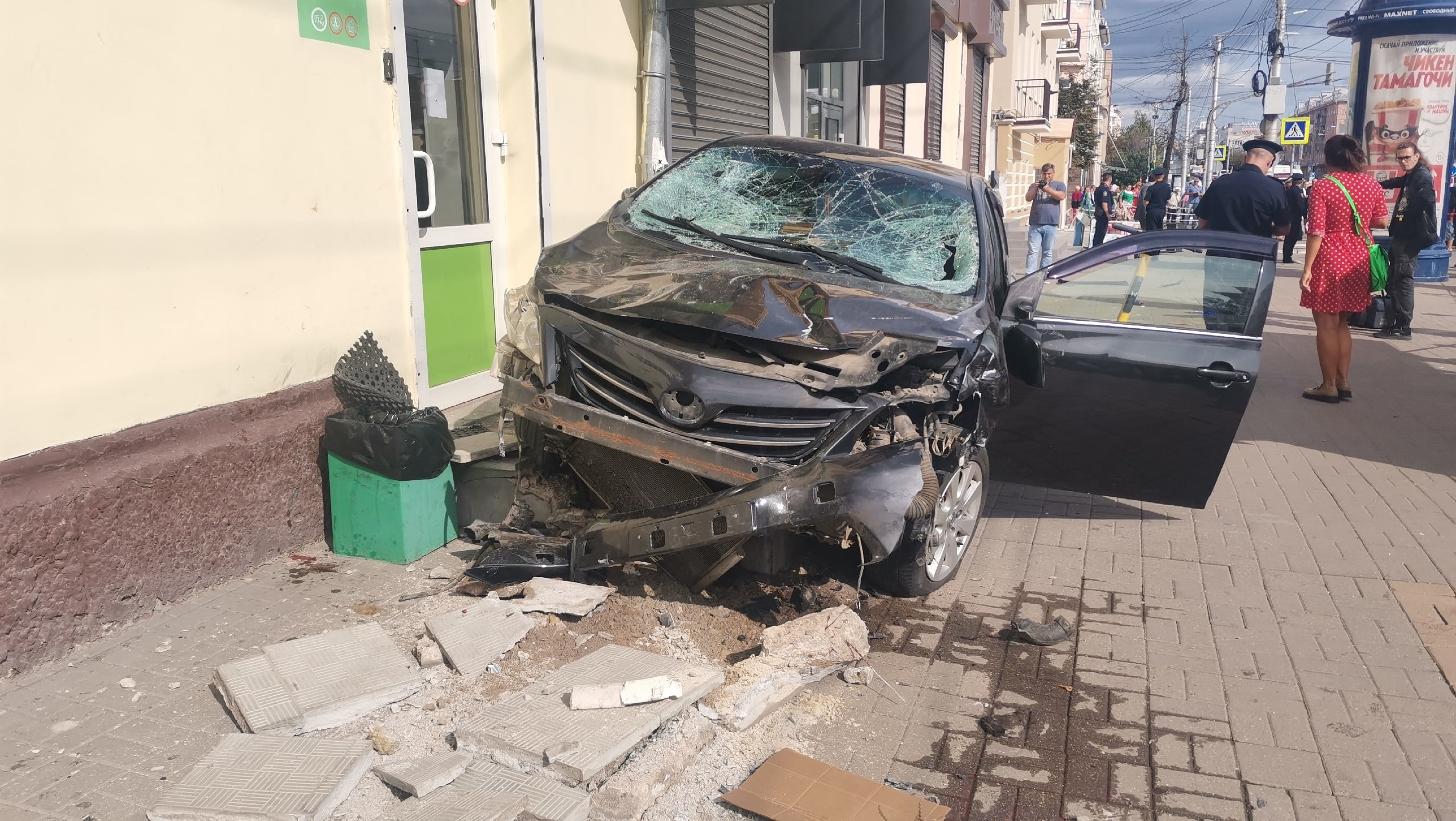 Пьяный лихач сбил толпу людей на автобусной остановке в Калуге. Видео