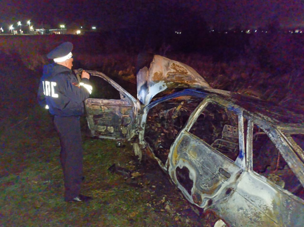 На Урале автомобилист врезался в дорожный знак и погиб  | В Свердловской области на трассе сгорел автомобилист 