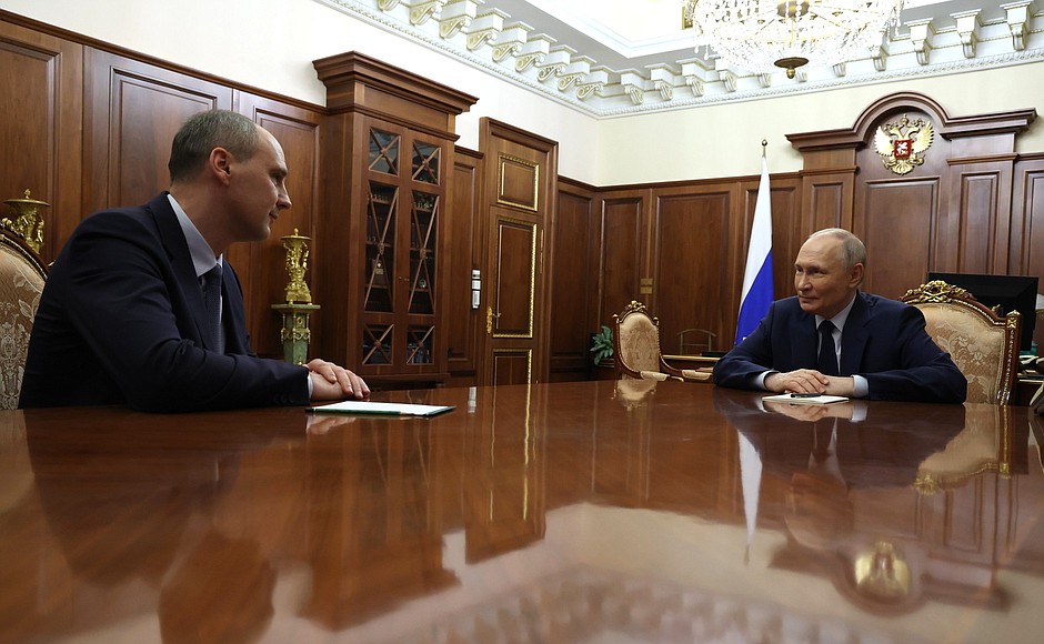 Денис Паслер официально стал руководителем Свердловской области  | Владимир Путин поменял руководителя Свердловской области 