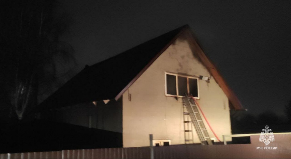 В Перми женщина и мужчина погибли при пожаре  | Мужчина и женщина погибли в пожаре в Перми 