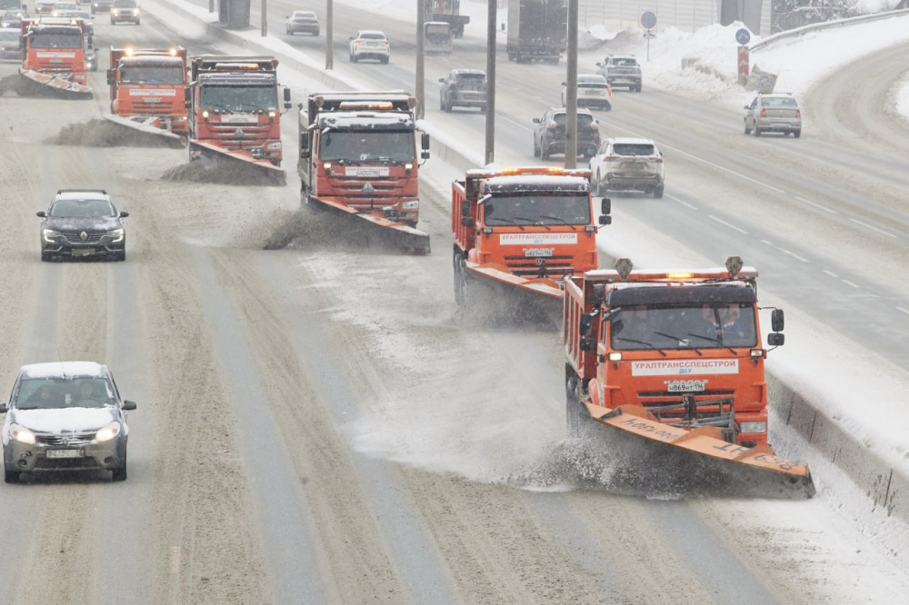 Снегопад в Свердловской области: 400 единица техники и 4,4 тыс. кубометров соли | 401 машина борется со снегом на дорогах Свердловской области