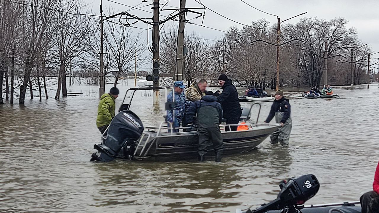 Полиция против мародеров — в Орске усилили патрулирование затопленных улиц  | В Орске полиция усилила патрулирование улиц в зоне наводнения 