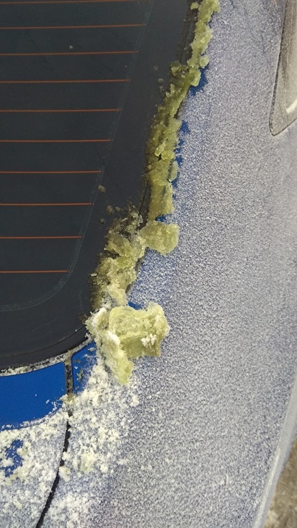 В Первоуральске опять выпал зеленый снег