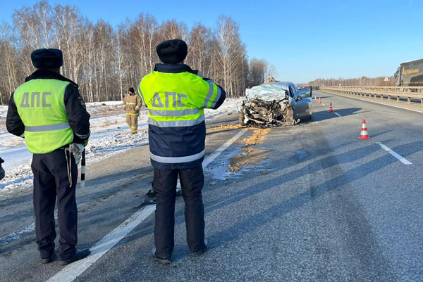 Утром на трассе "Екатеринбург-Тюмень" в ДТП погибли 2 человека, еще один получил травмы | На уральской трассе в аварии погибли 2 человека Утром на трассе "Екатеринбург-Тюмень" в ДТП погибли 2 человека, еще один получил травмы | На уральской трассе в аварии погибли 2 человека