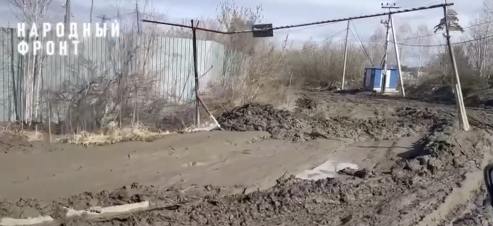 Екатеринбуржцы утопают в месиве, которое называют дорогой | Екатеринбуржцы утопают в месиве, которое называют дорогой