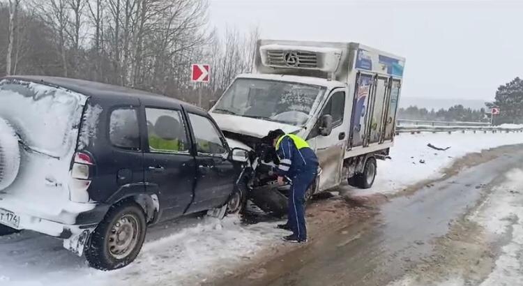 Легковушка врезалась в рефрижератор — три человека пострадали на свердловской трассе  | В Свердловской области на трассе пострадали три человека 