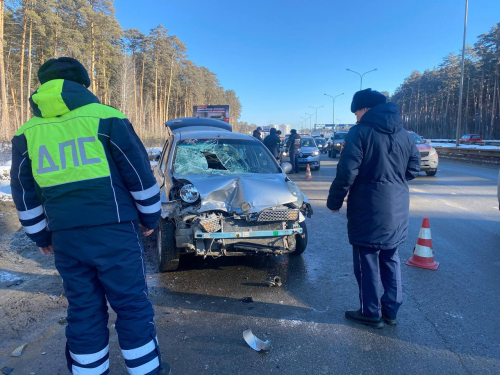 Наехавший на пешеходов в Екатеринбурге таксист изложил свою версию  | В Екатеринбурге сбивший пешеходов таксист не посчитал себя виновным
