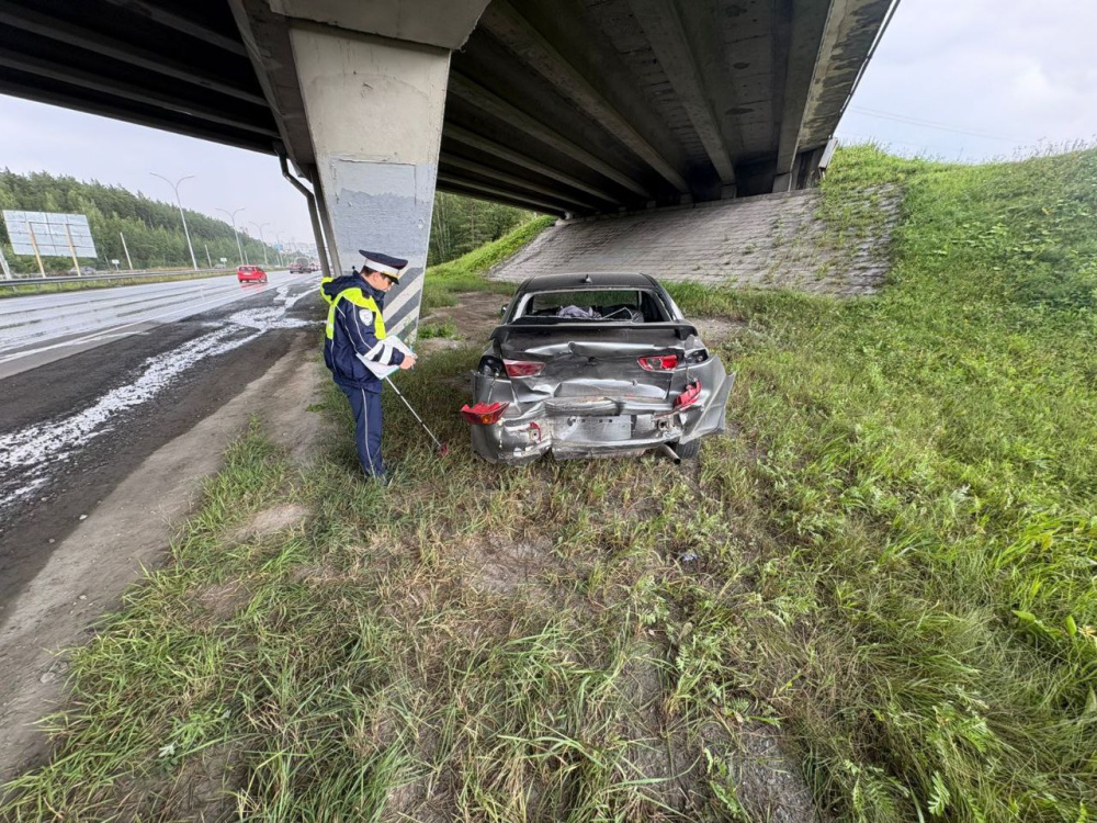 Массовое ДТП под Екатеринбургом — пять машин столкнулись  | На трассе под Екатеринбургом столкнулись пять автомобилей 