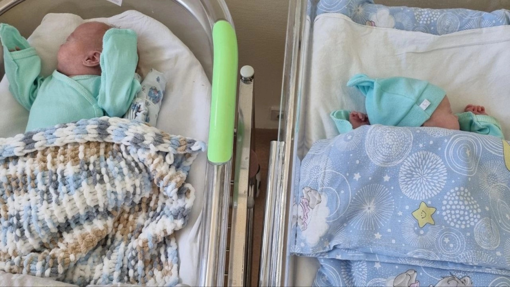 На Урале медики выходили недоношенных близнецов  | В больнице на Урале спасли недоношенных близнецов 