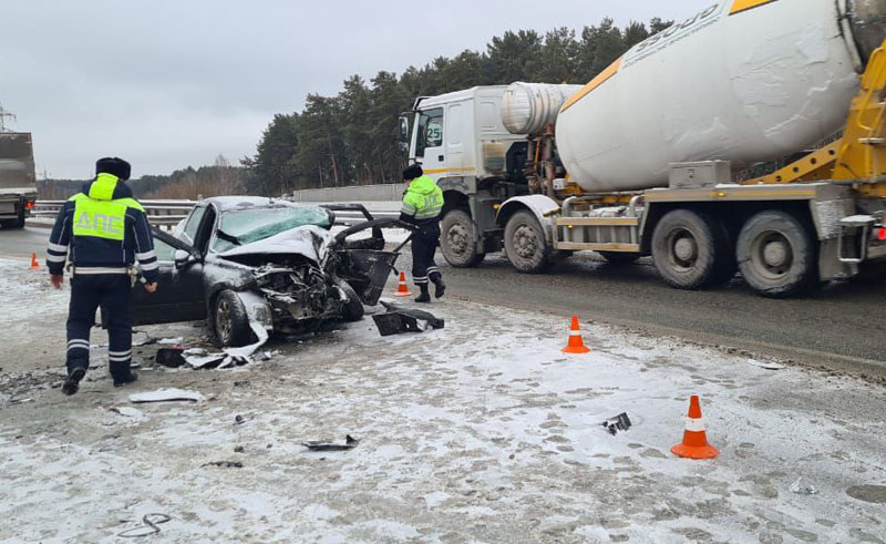 Водитель погиб на ЕКАД после неудачного обгона на скользкой дороге | Обгон на скользкой дороге обернулся смертельным ДТП на ЕКАД