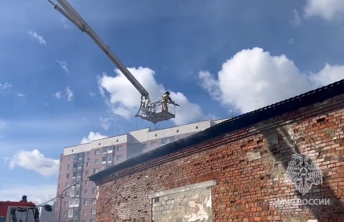 Пожарные справились с огнём в автосервисе в Екатеринбурге  | В автосервисе на окраине Екатеринбурга потушили крупный пожар 