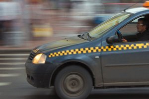 В Москве таксисты-нелегалы напали на оператора Рен-ТВ