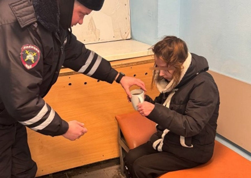 На Урале инспекторы нашли замёрзшую девочку, проведшую ночь на улице | Под Верхней Пышмой полицейские спасли замёрзшую ночью девочку