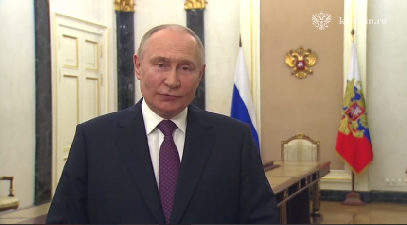 «Будьте счастливы!» Владимир Путин обратился к выпускникам школ. Видео  | Президент России Владимир Путин дал напутствие выпускникам школ 