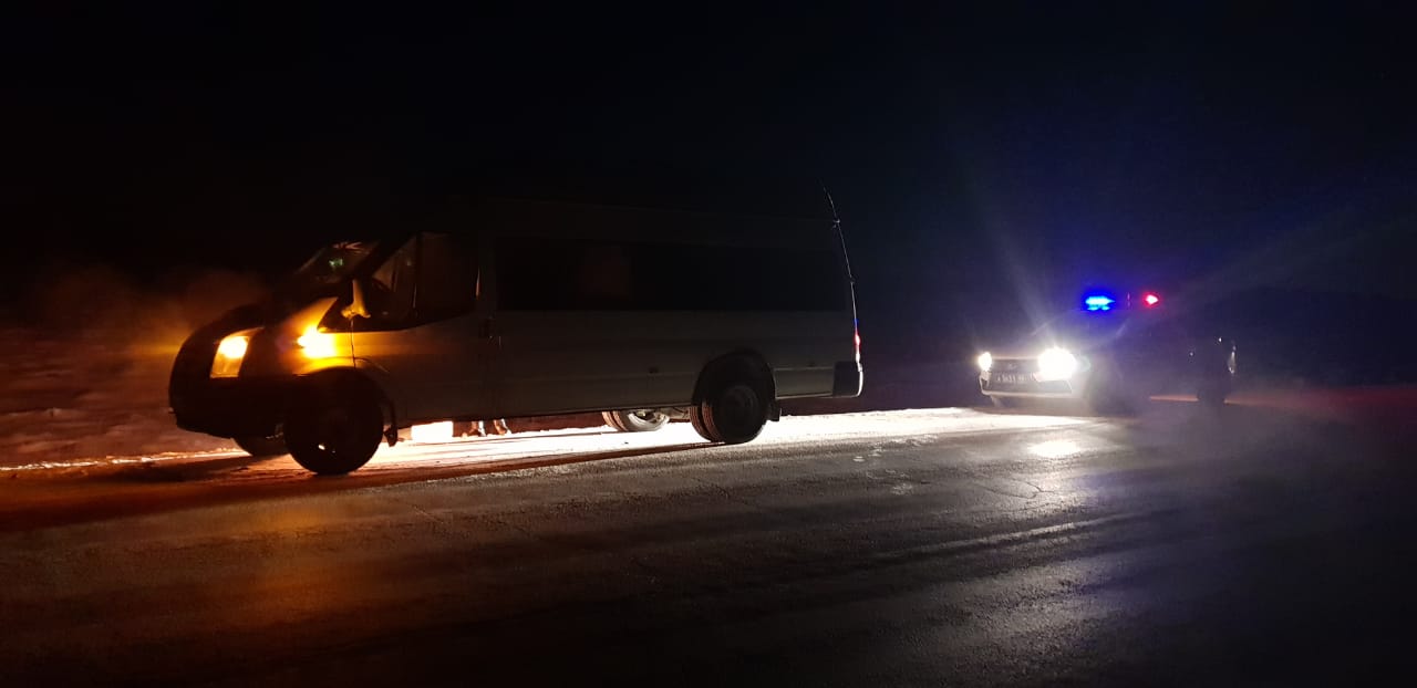 Свердловские сотрудники ГИБДД спасли замерзающих пассажиров автобуса, который сломался на Тюменском тракте